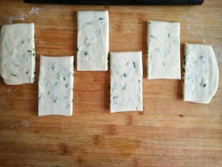 14、古早味麻酱红糖花卷&椒盐葱香花卷,将擀好的坯子平均切分成6份。