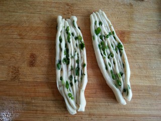 17、古早味麻酱红糖花卷&椒盐葱香花卷,切分好的面剂每5条为一组。