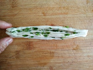 19、古早味麻酱红糖花卷&椒盐葱香花卷,两边轻捏一下，稍微拉长。