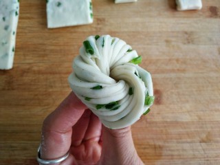 20、古早味麻酱红糖花卷&椒盐葱香花卷,轻轻拧上2-3圈，卷起，在底下收口。