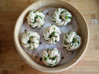 22、古早味麻酱红糖花卷&椒盐葱香花卷,上锅隔水大火，开锅后蒸8分钟焖2分钟即可