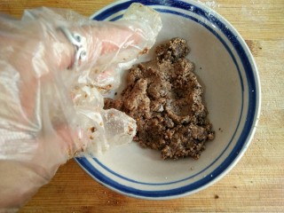 24、古早味麻酱红糖花卷&椒盐葱香花卷,带一次性手套将馅料抓拌均匀。