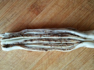 26、古早味麻酱红糖花卷&椒盐葱香花卷,然后切开，方法同椒盐葱香花卷，在此不再累述。