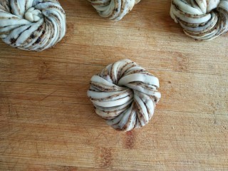 27、古早味麻酱红糖花卷&椒盐葱香花卷,卷好的麻酱红糖花卷噴少量的水室温醒发30-40分钟，或者锅中放35℃左右温水，将花卷放入篦子上盖上锅盖，醒发20-30分钟都可。