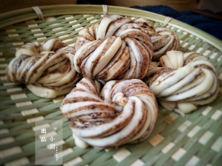 30、古早味麻酱红糖花卷&椒盐葱香花卷,成品。