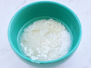 2、海虾皮蛋萝卜粥,把大米和糯米洗净后，用清水浸泡半小时。