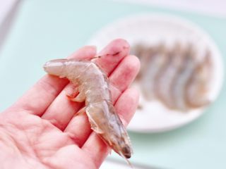 3、海虾皮蛋萝卜粥,海虾去除虾线后，洗净备用。