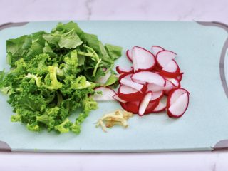 5、海虾皮蛋萝卜粥,把水萝卜洗净后，萝卜切薄片，萝卜叶切段，小苔菜洗净后切碎备用。