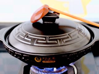 7、海虾皮蛋萝卜粥,盖上锅盖大火煮开后。