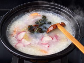 11、海虾皮蛋萝卜粥,再放入水萝卜片和皮蛋丁。