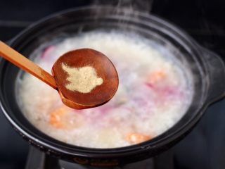 12、海虾皮蛋萝卜粥,大火煮沸后搅拌均匀，加入胡椒粉调味。