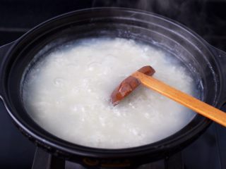 9、海虾皮蛋萝卜粥,继续用小火炖煮20分钟左右，看见汤汁越来越浓稠时。