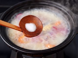 13、海虾皮蛋萝卜粥,再根据个人口味，加入适量的盐调味。