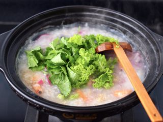 14、海虾皮蛋萝卜粥,大火煮开后，放入萝卜叶和小苔菜。