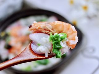 16、海虾皮蛋萝卜粥,鲜香味浓郁的海虾皮蛋萝卜粥出锅咯，喝上一碗超满足，我家宝贝最喜欢，嘻嘻，一口气喝了一大碗还要喝。