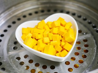 3、南瓜小橘灯,上锅蒸熟。