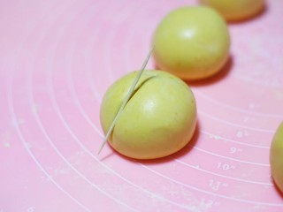 11、南瓜小橘灯,用牙签压出6边橘褶印。