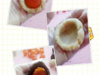 6、苏式月饼《蛋黄酥》,再把每份馅料包入蛋黄，滚圆备用