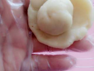 8、苏式月饼《蛋黄酥》,把水油皮按扁，放入油酥团封口捏紧，収口朝下，整成圆球