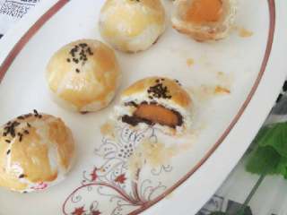 20、苏式月饼《蛋黄酥》,看看烤出的蛋黄酥，酥的掉渣，甜中带咸，好吃不腻