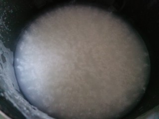 1、超级鲜美的海鲜粥,先煮粥。米洗干净后，用700克纯净水煮粥。我用电饭煲煮两个小时。