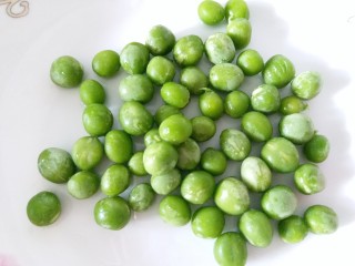 6、超级鲜美的海鲜粥,青豆剥壳 冲洗干净