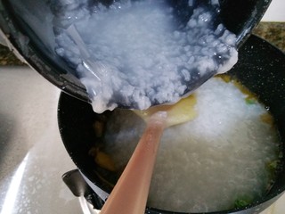 9、超级鲜美的海鲜粥,加入煮好的白粥