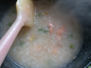 10、超级鲜美的海鲜粥,最后加入虾仁煮熟后，加入适量盐调味