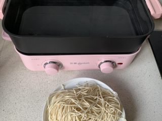 2、家常炒面,料理锅中烧水