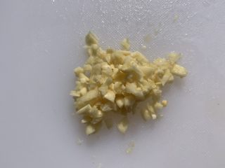 3、娃娃菜炖豆腐,大蒜切末