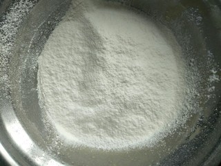 3、蛋糕饼,将低粉筛入蛋黄盘中搅拌成无颗粒的蛋黄糊。