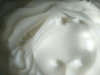 4、蛋糕饼,蛋白盘中分三次加入30克糖搅拌到提起打蛋头有尖三角的。