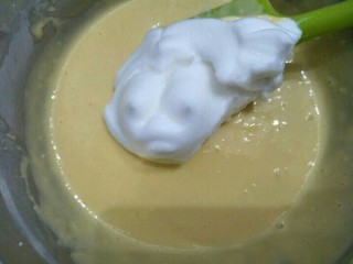 5、蛋糕饼,将打好的蛋白分三次加入蛋黄糊中。