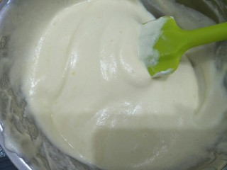 6、蛋糕饼,快速切拌均匀,每加一次拌均匀再加下一次。