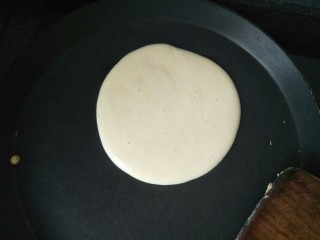 7、蛋糕饼,平底锅烧热转慢火放入适量蛋糕糊,煎到表面有很多小泡泡翻转过来煎另一面。