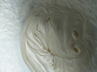 9、蛋糕饼,淡奶油加入10克糖搅拌到有较深纹路。将打好的奶油用勺子勺在蛋糕饼上即可。