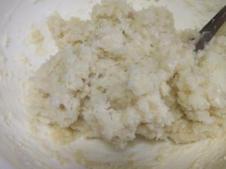 1、外酥里糯❗做法简单的炸糖糕,锅里倒入水烧至沸腾,倒入面粉里,筷子搅拌无干粉