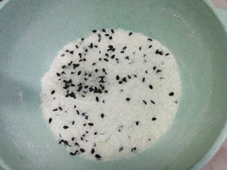 2、外酥里糯❗做法简单的炸糖糕,面团晾凉的空,准备内陷。面粉内加入白糖黑芝麻搅拌均匀