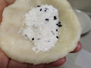 5、外酥里糯❗做法简单的炸糖糕,然后放糖馅,包好按扁