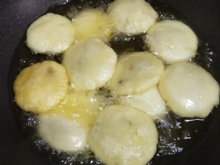 6、外酥里糯❗做法简单的炸糖糕,锅里倒入油,油七成热开中火放入糖糕