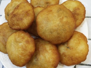 7、外酥里糯❗做法简单的炸糖糕,炸至两面金黄,糖糕就完成了