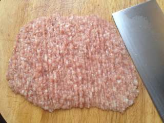 1、灌汤包,在菜场买的猪肉绞的肉末不够细，需要再次加工，剁成肉泥（最好是三分肥七分瘦）