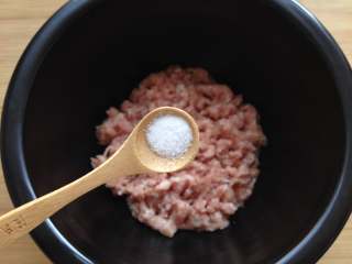 2、灌汤包,在肉泥中加入盐