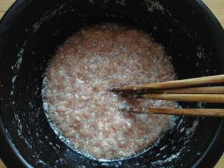 4、灌汤包,待水全部加完，肉馅是不叫稀的状态，有点像面糊