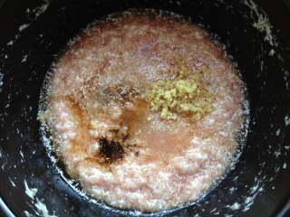 5、灌汤包,这时再加入生抽、老抽、糖、姜末、玉米油、芝麻油、白胡椒粉、鸡精，朝一个方向搅拌均匀