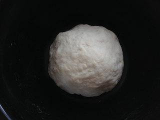 8、灌汤包,加入温水揉成团，覆盖保鲜膜醒10分钟