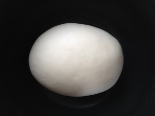 9、灌汤包,面团醒好后再揉，就这样反复醒揉四次，直至面团越来越光滑筋道，盖上保鲜膜备用