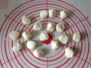 11、灌汤包,将面团搓成长条，再分成20g左右的面剂子