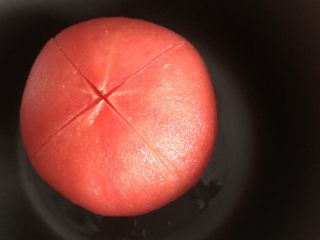 1、番茄丝瓜补钙粥,番茄十字刀口 开水烫一下 可以轻松去皮