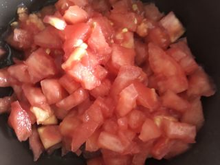 2、番茄丝瓜补钙粥,切小丁